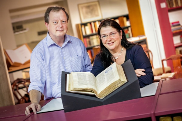 Manuscript Hildegard van Bingen met professor Lieve Watteeuw en professor Rob Faesen (c) KU Leuven | Rob Stevens