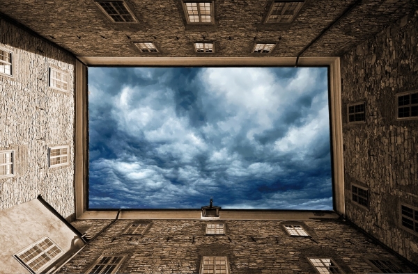 Beeld van een wolkenhemel als plafond van een gebouw 