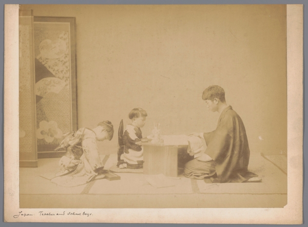 Leraar met twee leerlingen in Japan, anoniem, 1860 - 1920 via Rijksstudio, publiek domein