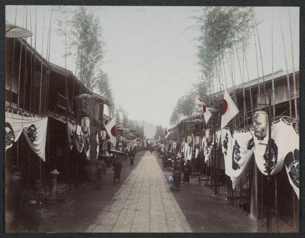 Straatversiering in Kyoto, anoniem, 1890-1894, via Rijksstudio, publiek domein.