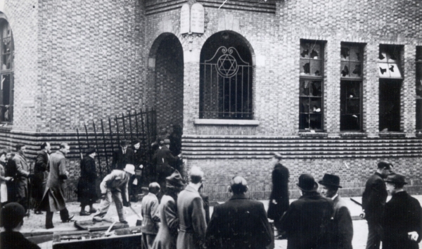 Aanval tegen de synagoge in de Van den Nestlei te Antwerpen, april 1941 © Kazerne Dossin