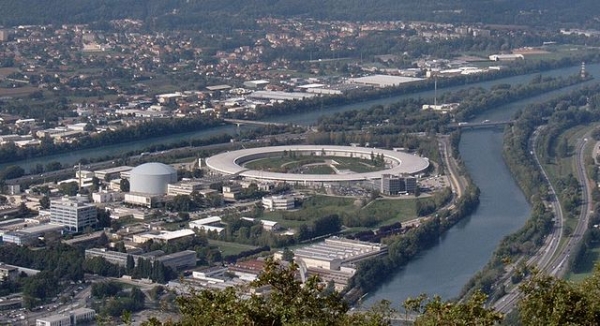 Zicht op het ESRF en het Institut Laue-Langevin in Grenoble. Christian Hendrich via Wikimedia Commons, CC BY-SA 3.0.