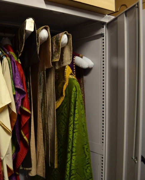 In een gesloten kast kunnen kledingstukken stofvrij worden bewaard. Foto: Depotwijzer.be