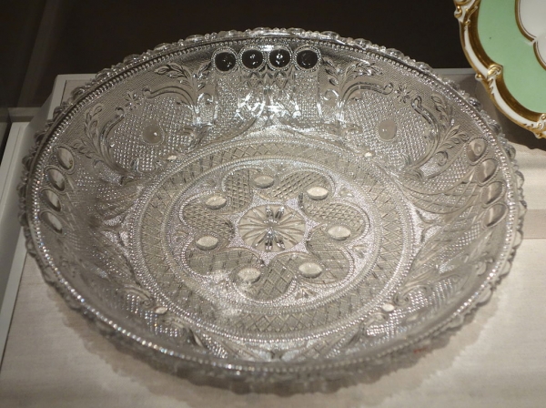 Schaal uit geperst glas, Winterthur Museum. Daderot via Wikimedia Commons, CC0 1.0