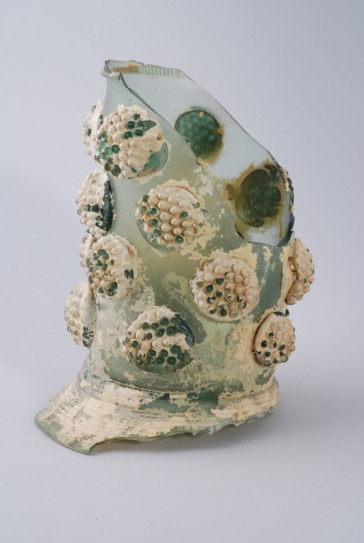 Fragment bodem en stam van roemer, objectnr 15426-A. Museum Rotterdam via Wikimedia Commons, CC BY-SA 3.0