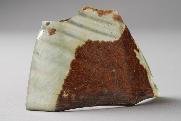 Fragment van wand en rand van achtkantig pijpglas, objectnr 46032-1. Museum Rotterdam via Wikimedia Commons, CC BY-SA 3.0