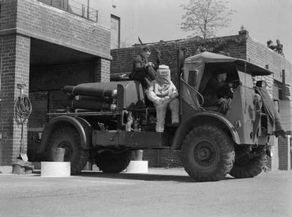 Brandweerman met asbestpak, 1939-1945. Foto uit de collectie van het Imperial War Museum via Wikimedia commons, publiek domein.