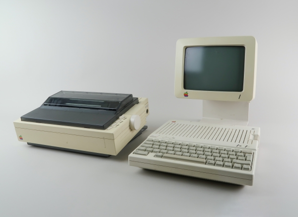 Macintosh computer, 1984, acrylonitrilbutadieenstyreen. Foto: © Design Museum Gent