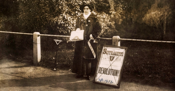 Princess Sophia Duleep Singh verkoopt abonnementen voor The Suffragette aan Hampton Court, Londen. Museum of London via Wikimedia Commons, publiek domein.