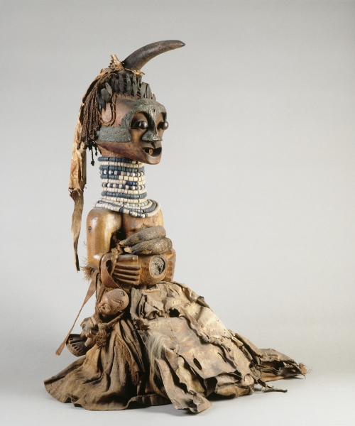 Krachtbeeld (nkishi) van chef Nkolomonyi, Songye volk. Collectie MAS, Antwerpen (AE.1940.0001.0047) Foto: Michel Wutys en Bart Huysmans