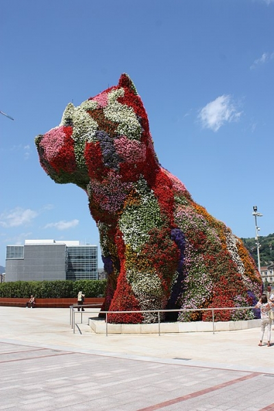 Het florale kunstwerk Puppy, op het plein voor het Guggenheim Museum Bilbao, zomer 2010. Foto: Ardfern, via Wikmedia Commons, CC BY SA 3.0