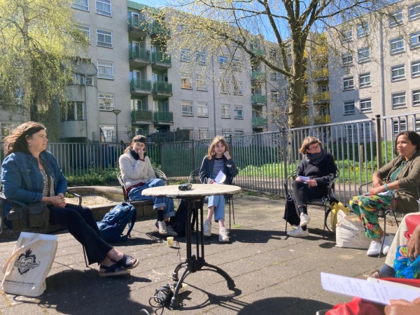 Bijeenkomst 'verzamelen bij de koffie' over (moes)tuinen en (moes)tuinieren in Amsterdam-Zuidoost