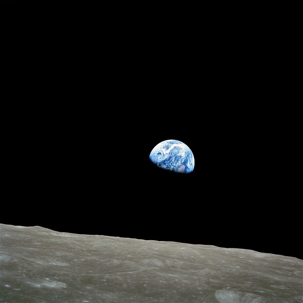 Earthrise, een iconische foto van de Amerikaanse ruimtevaartorganisatie Nasa. U leest er meer over op Wikipedia