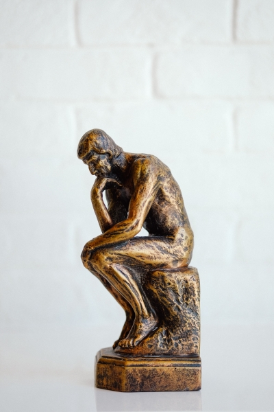 Beeld: de denker van Rodin. Foto: Tingey Injury Law Firm via Usplash