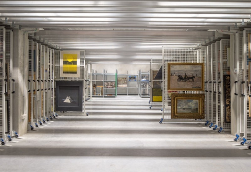 Zicht op de depotruimte met mobiele gaaswanden voor schilderijen en rekken voor sculpturen. Foto: © Danica O. Kus