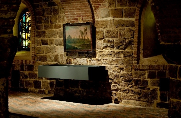 In de romaanse zaal zijn het oorspronkelijke stenen gewelf en de stenen vloer behouden. Foto: Stad Diest
