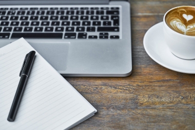 Neem een kopje koffie erbij en schrijven maar! Foto: Engin Akyurt via Pixabay