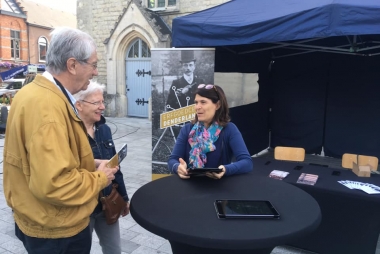 Op de markt van Lede spraken vrijwilligers van Erfgoedcel Denderland bezoekers aan en hielpen hen om hun voorouders terug te vinden (c) Erfgoedcel Denderland