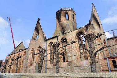 Kerk van Westkapelle, drie dagen na de brand van 26 maart 2013. Laaglander via Wikimedia Commons, CC BY-SA 3.0