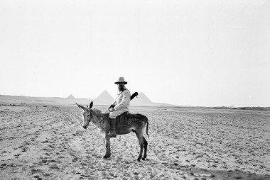 Jean Capart in de woestijn niet ver van de pyramides van Giza, 1907 (© KMKG-MRAH, Inv. nr. 1154).