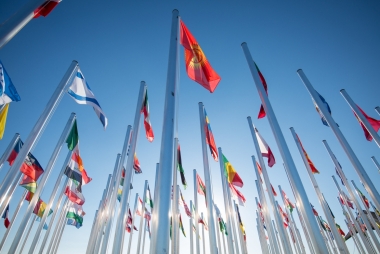 Vlaggen van deelnemende landen aan de COP25-conferentie. UNclimatechange via Flickr, CC BY 2.0