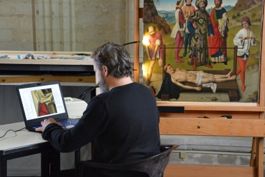 David Lainé bestudeert een detail van De Marteling van de Heilige Erasmus © David Somers