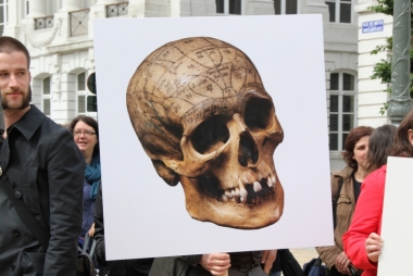 Pancarte met een afbeelding van een schedel uit het museum dr.Guislain