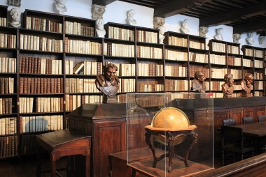 Bibliotheek in het Museum Plantin-Moretus. Latinista via Wikimedia Commons, CC BY-SA 3.0.