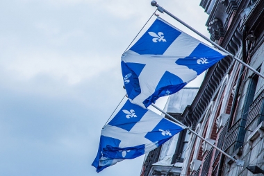 Vlag van Quebec. Tony Webster from Portland, Oregon, United States via Wikimedia Commons, CC BY 2.0