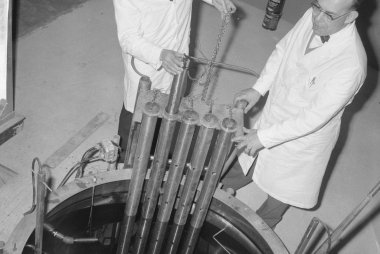 Tentoonstelling 'Werken met atomen' te Utrecht, februari 1966: de 2500 curie Cobalt60 gammastralingsapparatuur. Foto: Jack de Nijs / Anefo, Nationaal Archief via Wikimedia Commons, CC0 1.0.