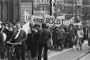 Vrouwendemonstratie Amsterdam i.v.m. Internationale Vrouwendag 1981, fotograaf Rob Croes, Bestanddeelnr 931-3627. Fotocollectie Anefo via Wikimedia Commons, CC0 1.0.