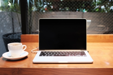 Laptop met koffie. Foto: Alex Knight via Unsplash