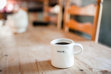 Koffiemok 'begin'. Foto: Danielle MacInnes via Unsplash
