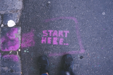 'Start here'. Foto: Gia Oris via Unsplash
