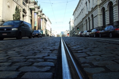Auto's en tramverkeer naast het Koninklijk Museum voor Schone Kunsten in Brussel. Foto: bruxelles, via Pixabay.