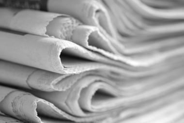 Stapel kranten. Image by Mark Rademaker from Pixabay 