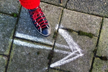 Sneaker op trottoir, CC0