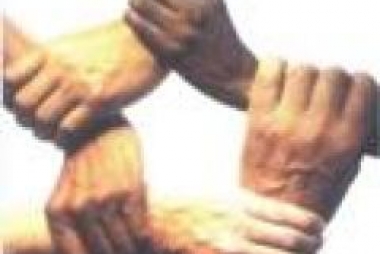 Vijf handen die elkaar vasthouden