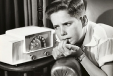 Jongetje luistert naar de radio (c) onbekend