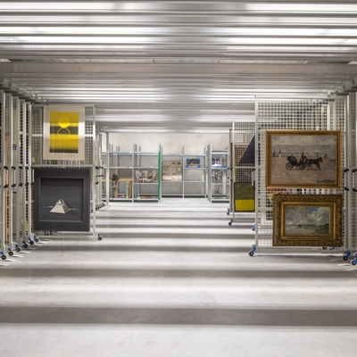 Zicht op de depotruimte met mobiele gaaswanden voor schilderijen en rekken voor sculpturen. Foto: © Danica O. Kus