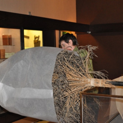 Het inpakken van deze kahili’s is geen sinecure. De fragiele kruin wordt in zijdepapier gehuld. Copyright Damiaanmuseum.