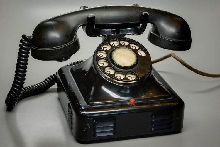 Telefoon uit bakeliet. Foto: Berthold Werner, via Wikimedia Commons, CC BY-SA 3.0.