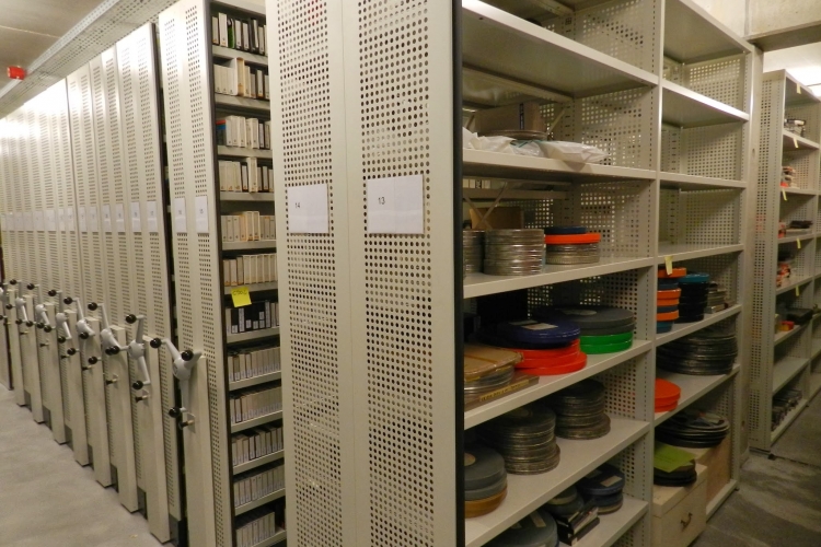 Bewaring van audiovisuele materialen in een archiefdepot. Foto: Provincie Limburg, fotograaf: Tine Hermans