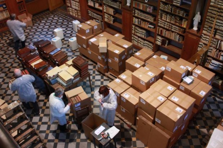 Vrijwilligers verpakken en verhuizen de abdijbibliotheek van Bornem. Foto: © Gemeentelijk Archief Bornem