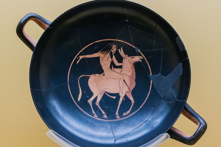Een opgewonden silenos beklimt een ezel die ook opgewonden is (Kylix van Epiktetos). Museum of the Ancient Agora, Athene. Jebulon via Wikimedia Commons, CC0 1.0