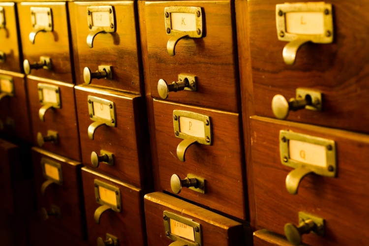 Deze heerlijk ouderwetse fichebak als collectie-informatiesysteem is ondertussen zelf erfgoed. Foto: DreamQuest via Pixabay