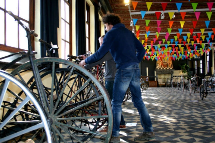 Kijkdag voor geïnteresseerde musea tijdens het herbestemmingsproces van een deel van de fietsencollectie van het Wielermuseum. Foto: © KOERS