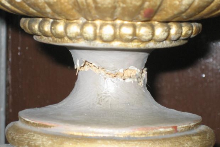 Gepolychromeerde urne: aantasting door insecten en verlies van polychromie. © Anne-Cathérine Olbrechts 