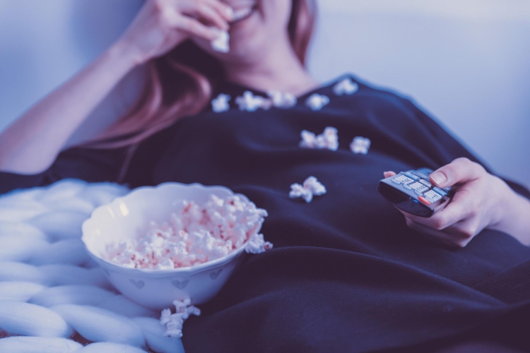 Vrouw kijkt film en eet popcorn. Foto: Jeshoots-com via Pixabay