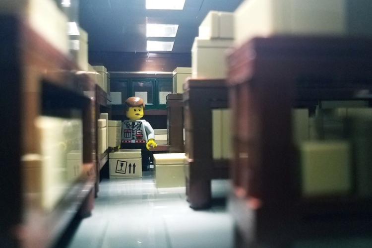 Legofiguur herorganiseert een depot met verhuisdozen. Foto: Alex Eylar via Flickr, CC BY-NC-SA 2.0